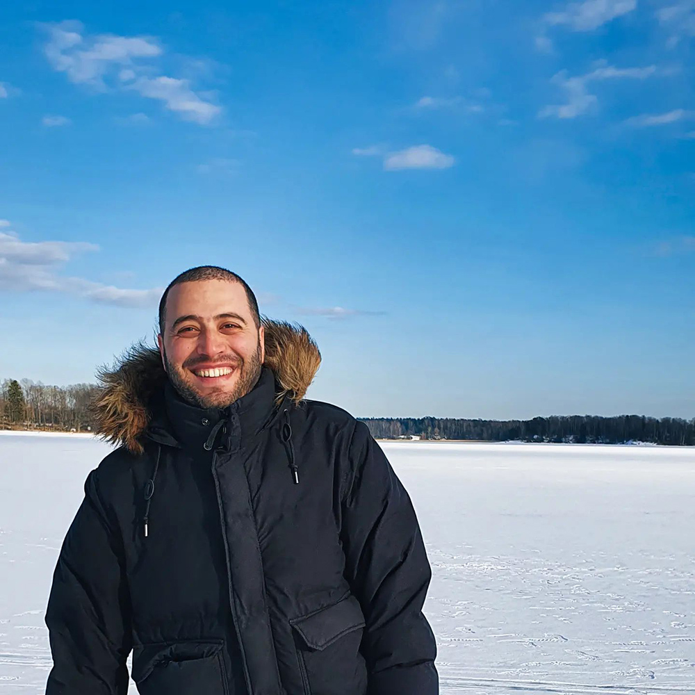 Zak hymyilee leveästi talvisen järven jäällä